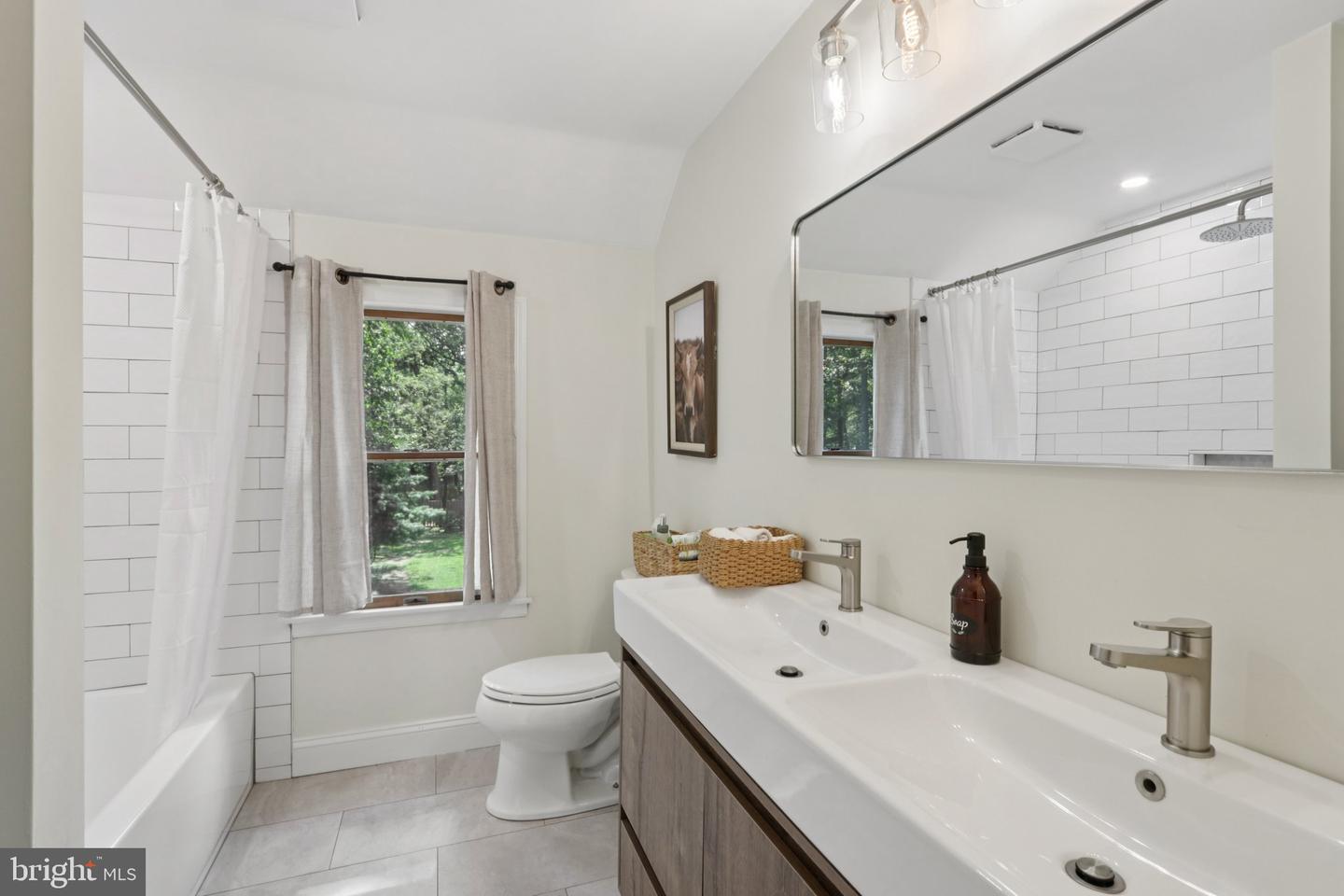 4 Roxbury Dr