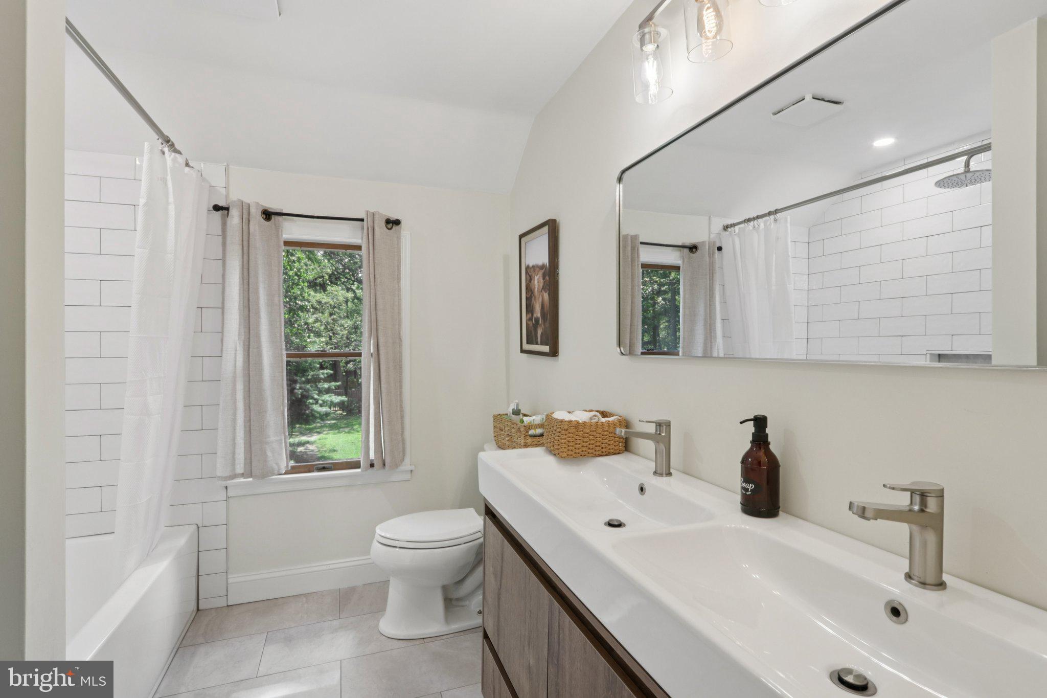4 Roxbury Dr