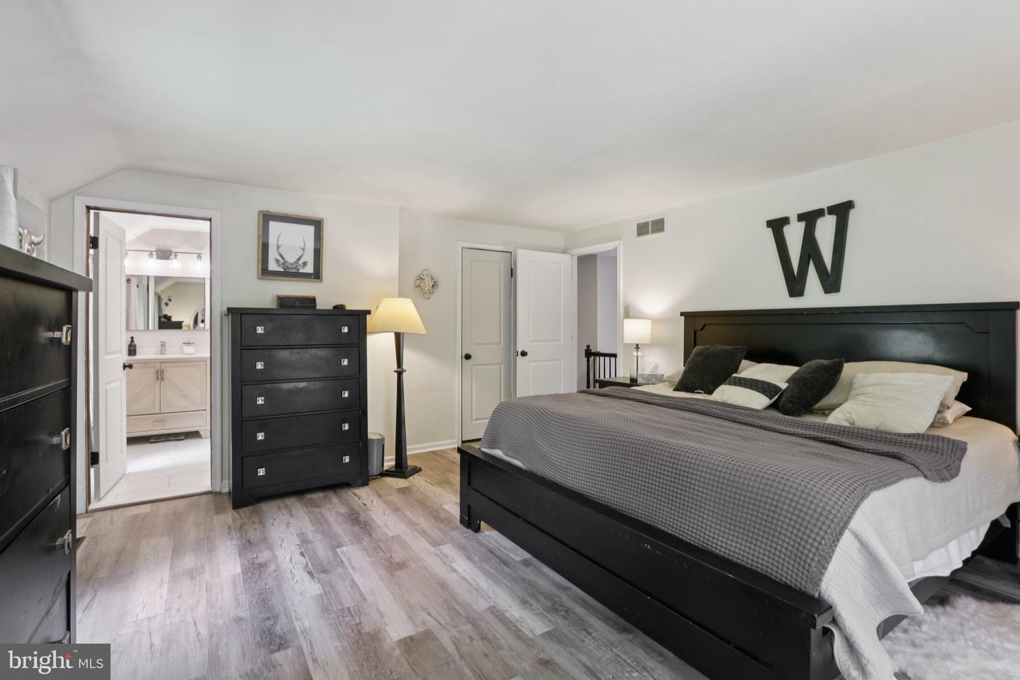 4 Roxbury Dr