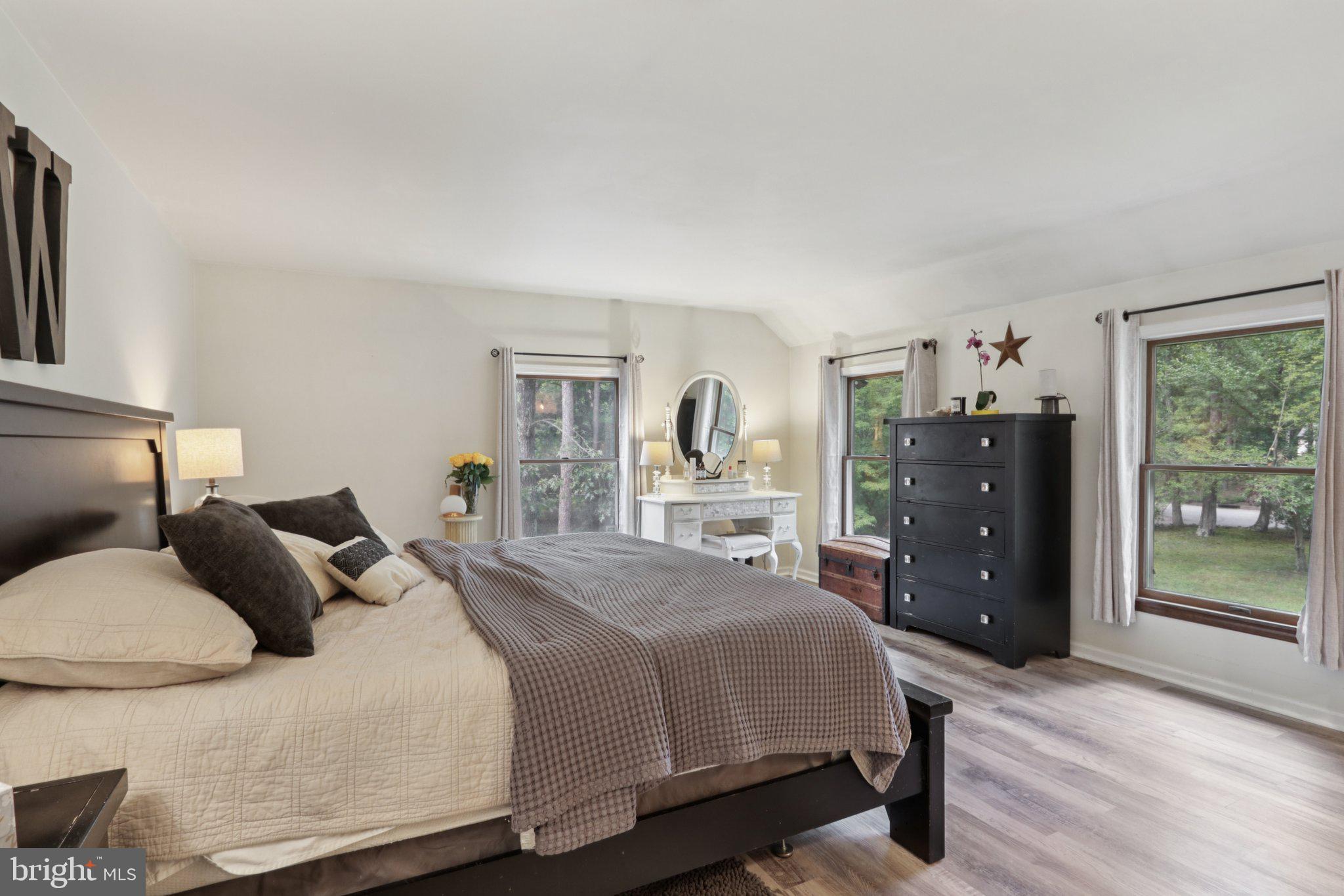 4 Roxbury Dr