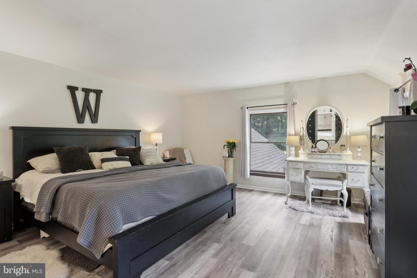 4 Roxbury Dr