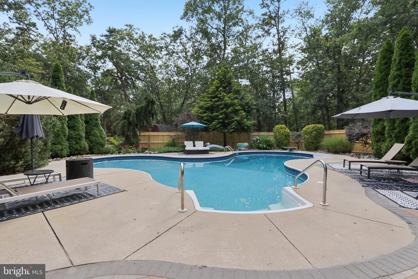4 Roxbury Dr