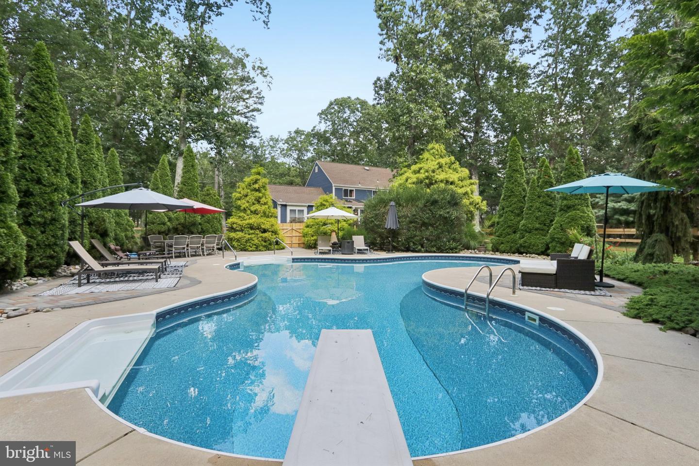 4 Roxbury Dr