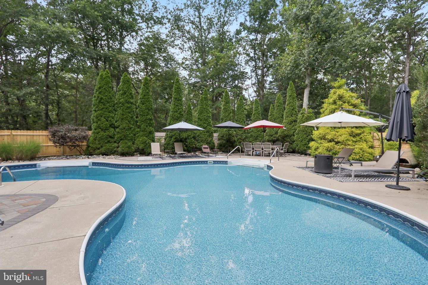 4 Roxbury Dr