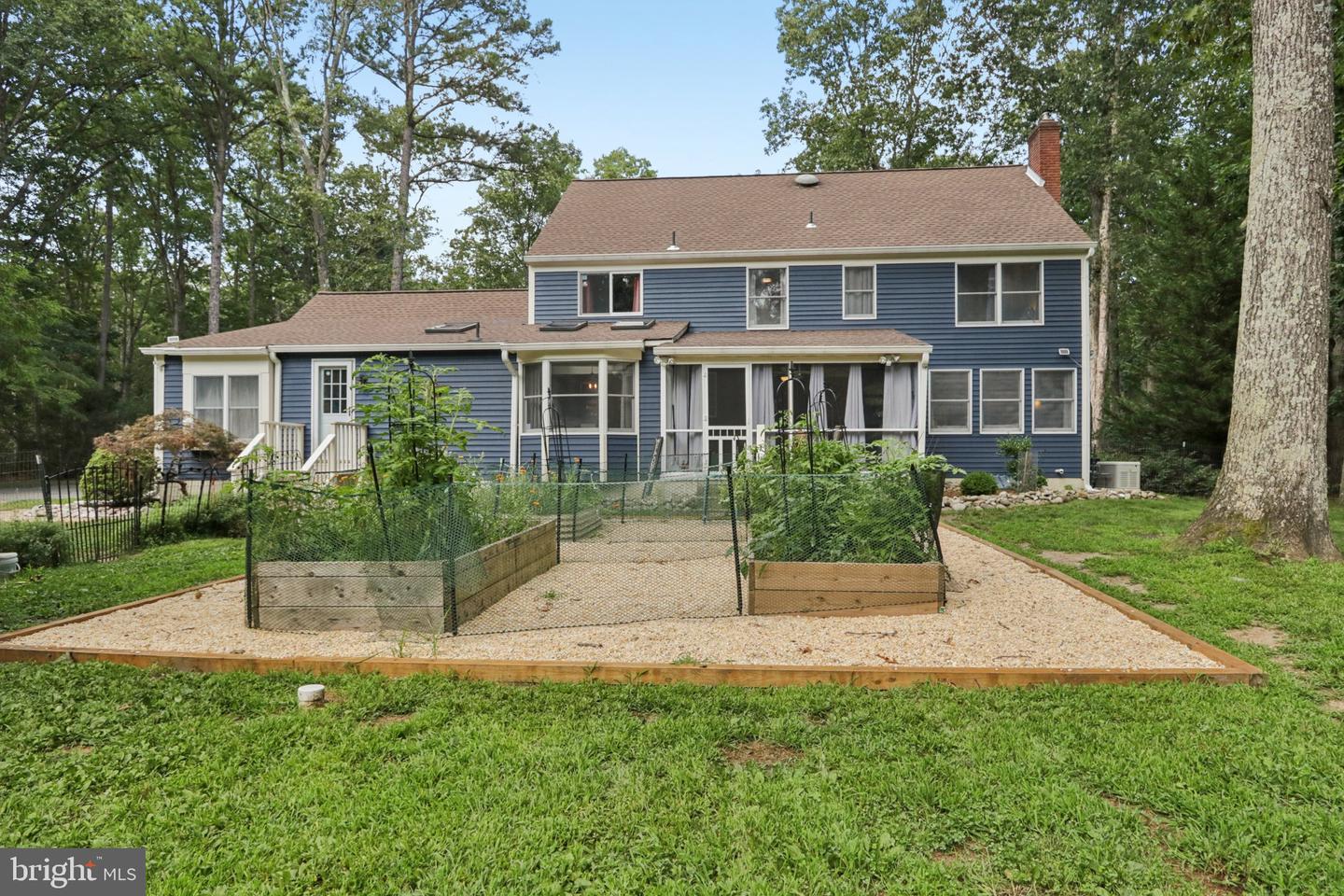 4 Roxbury Dr