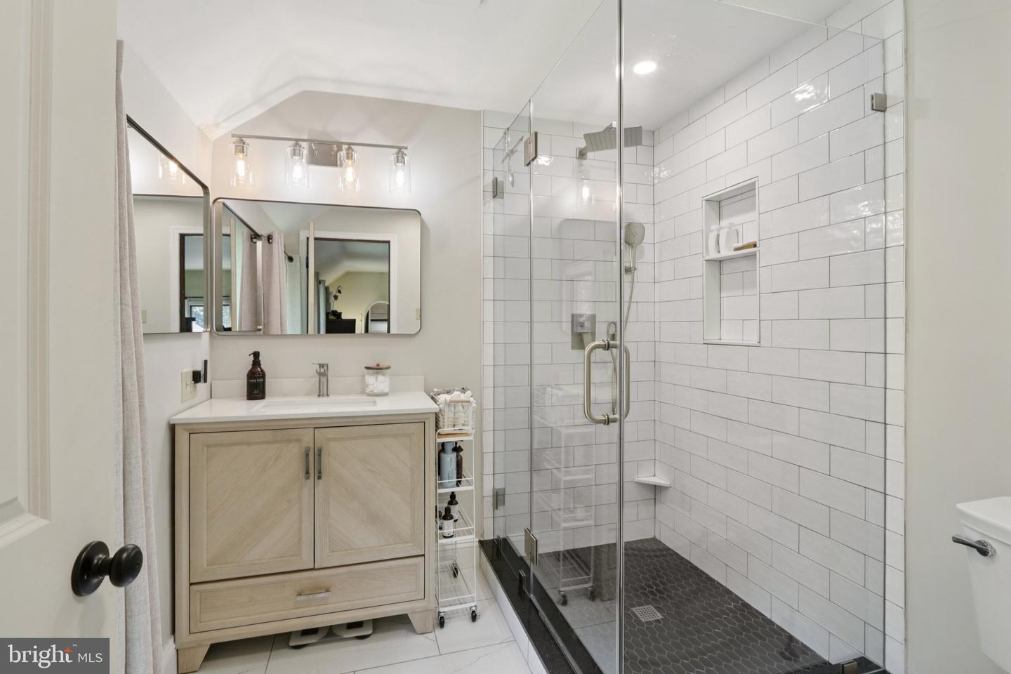 4 Roxbury Dr