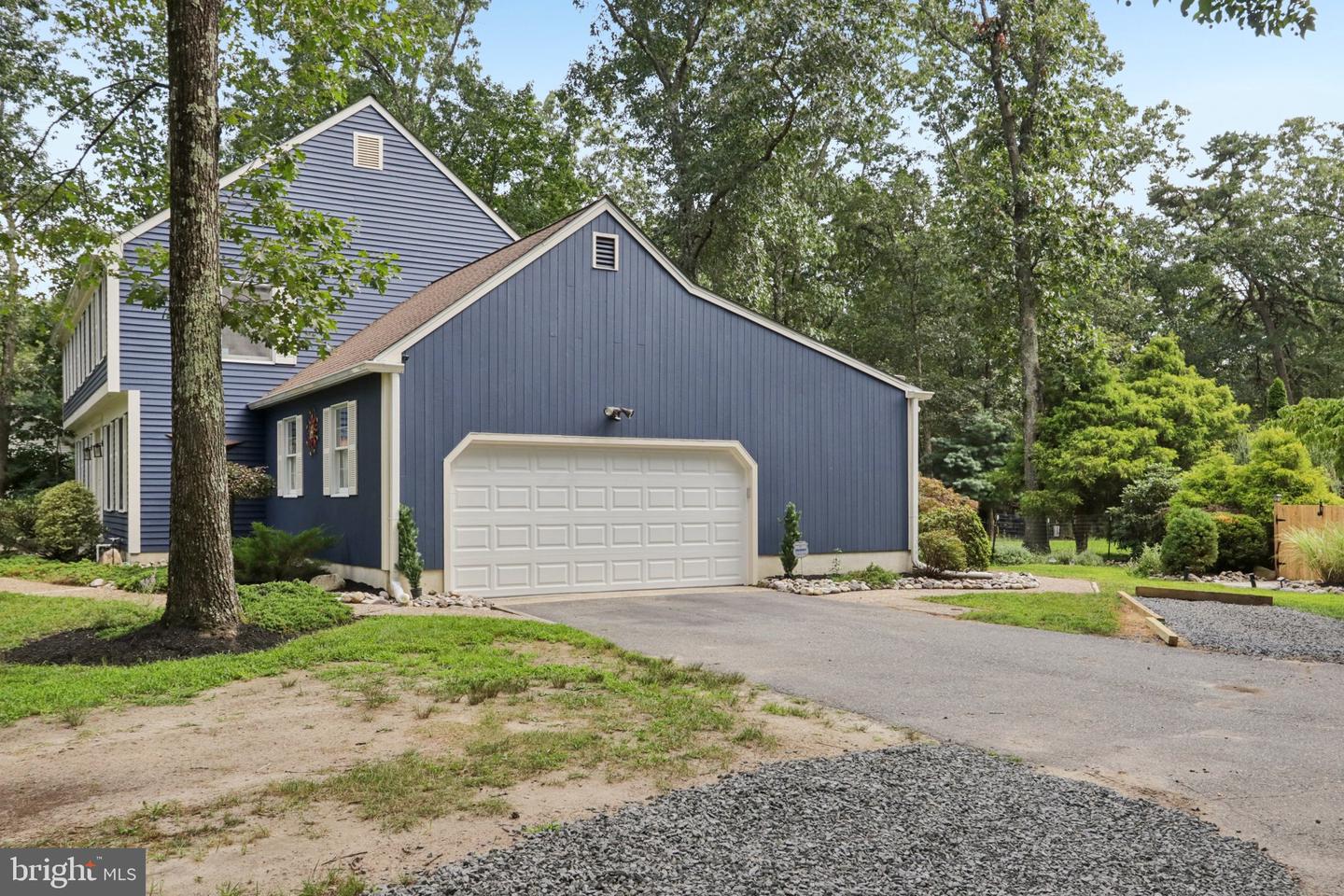 4 Roxbury Dr