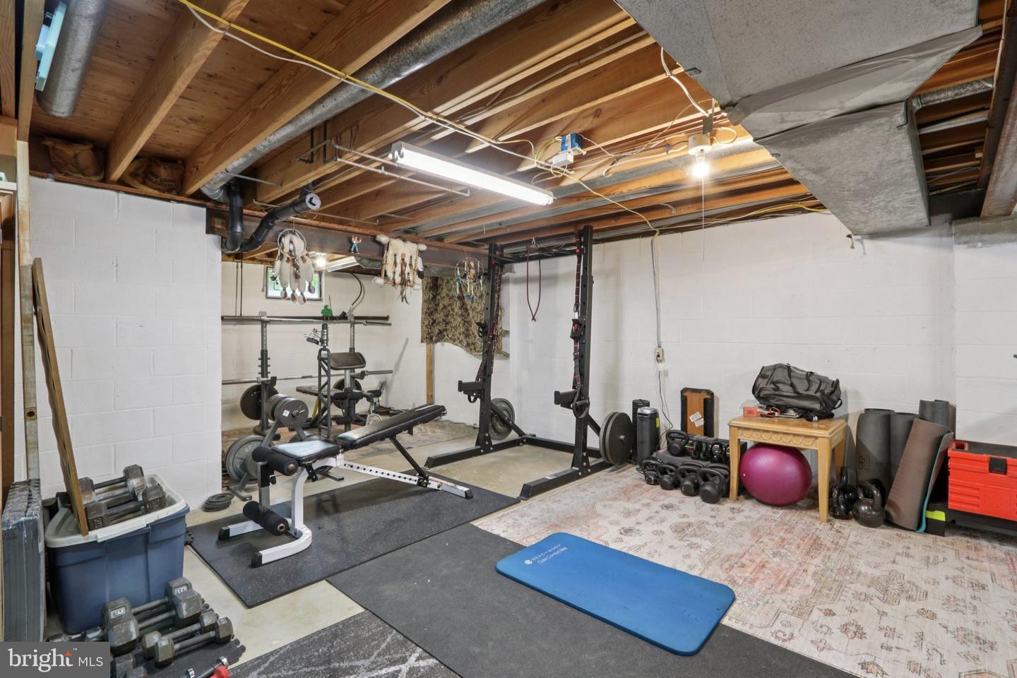 4 Roxbury Dr