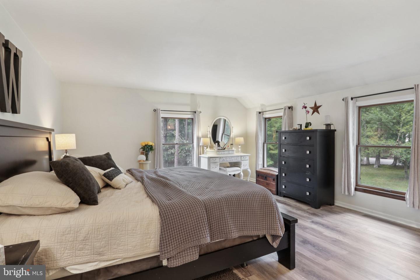4 Roxbury Dr