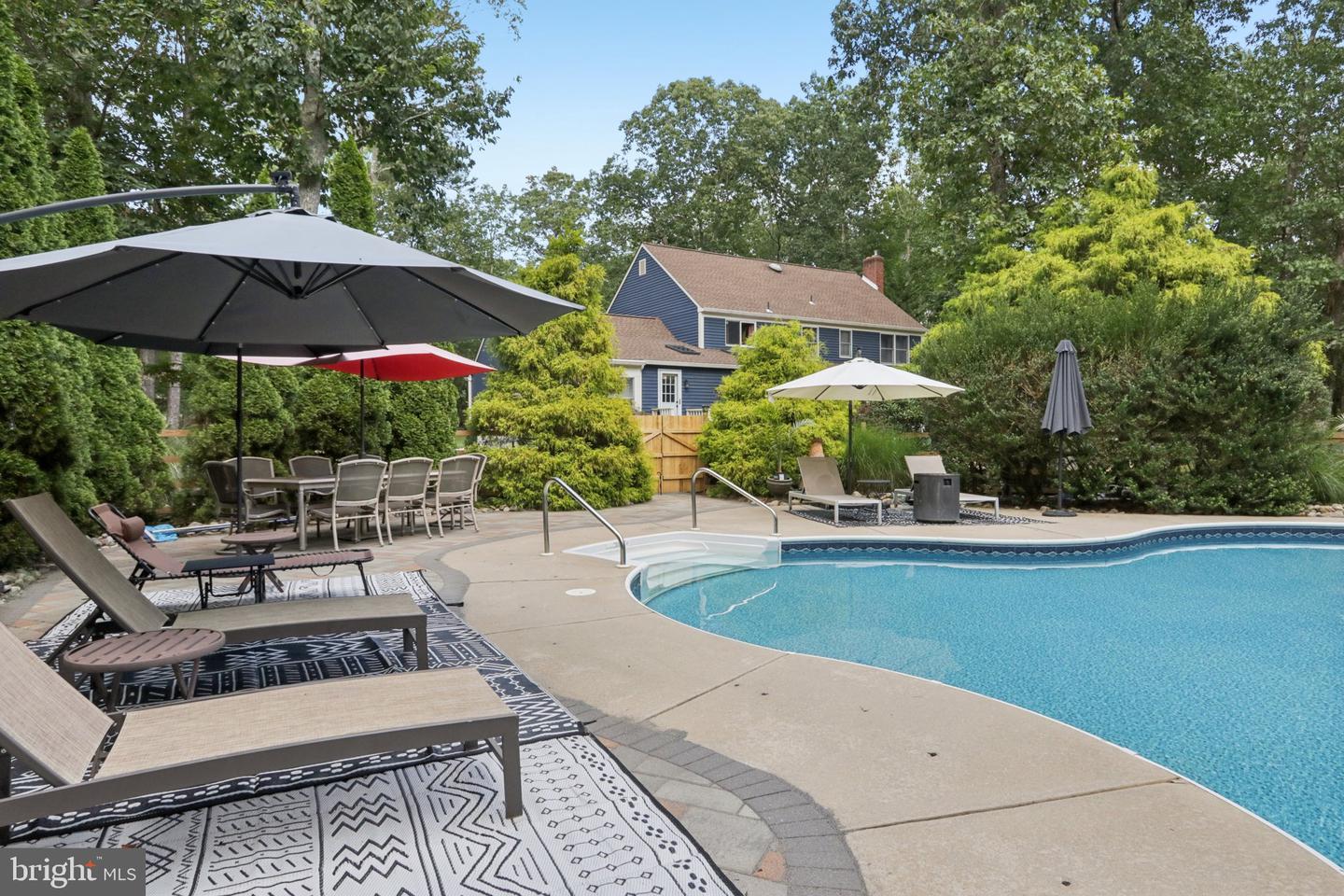 4 Roxbury Dr