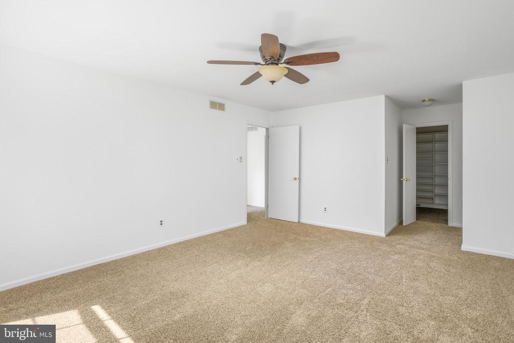 204 FOXWOOD LANE