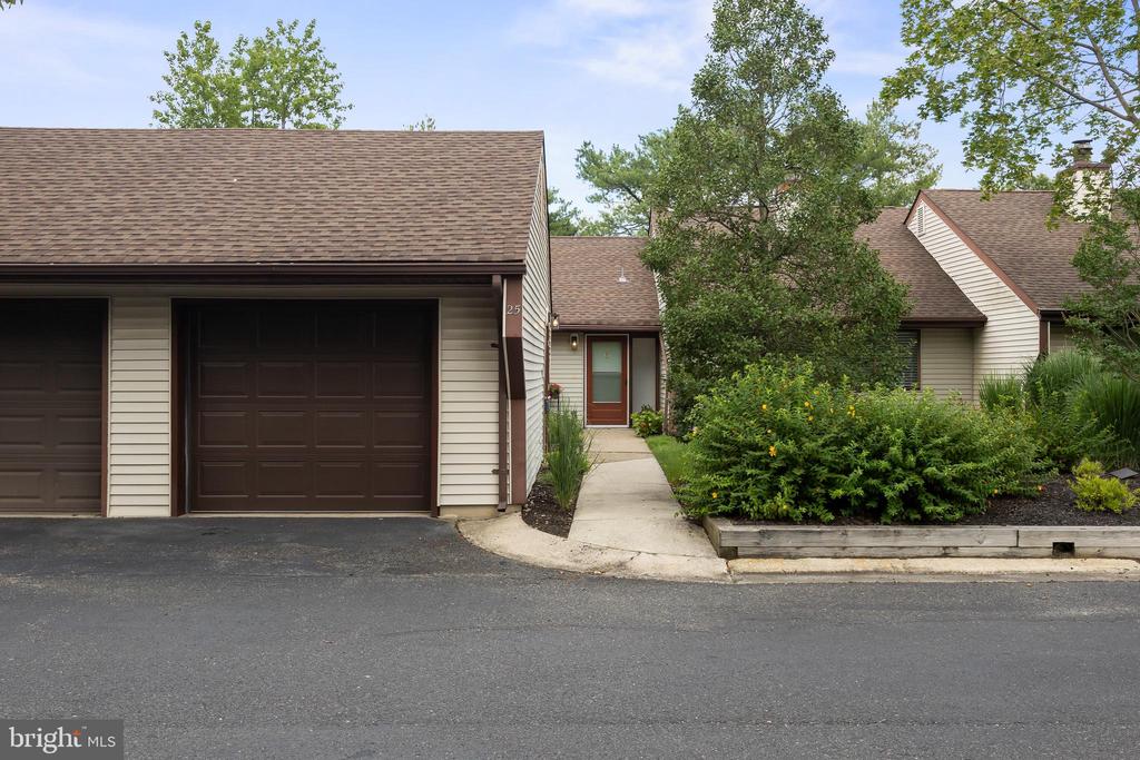 25 E Bluebell Ln