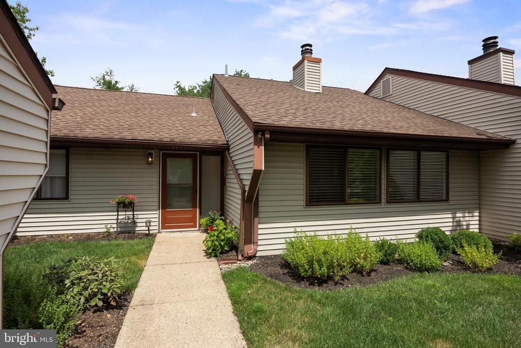 25 E Bluebell Ln