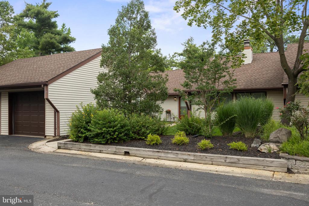 25 E Bluebell Ln