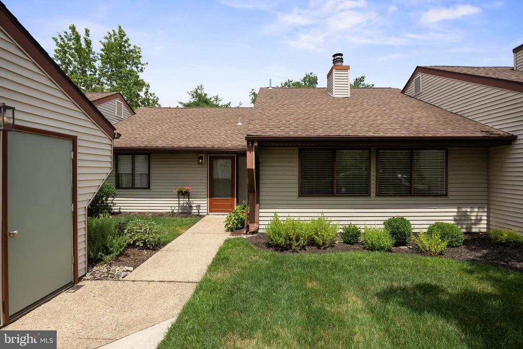 25 E Bluebell Ln