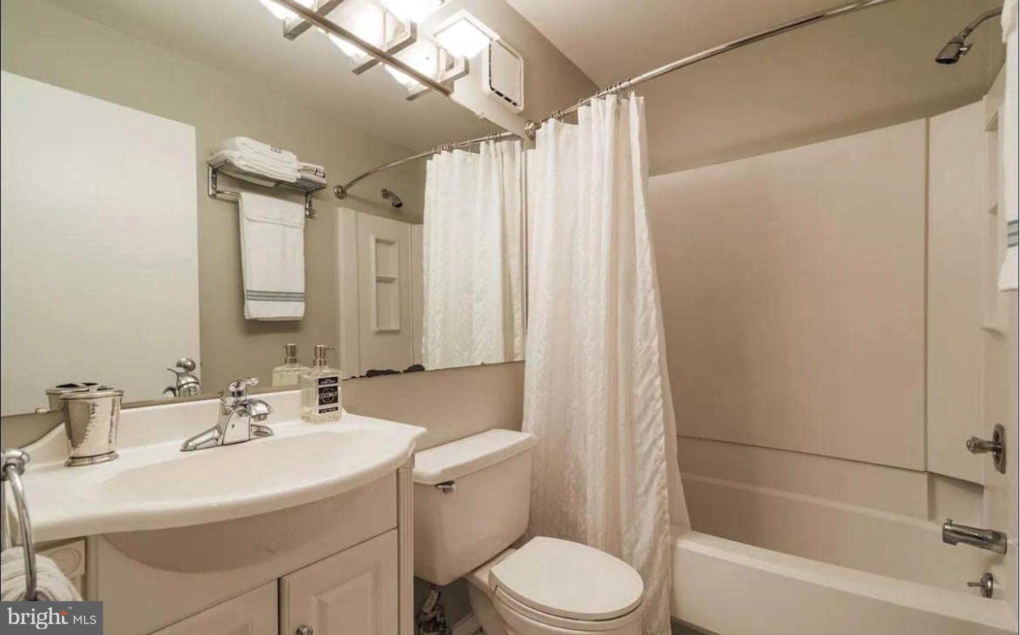 905 WOODHOLLOW DRIVE