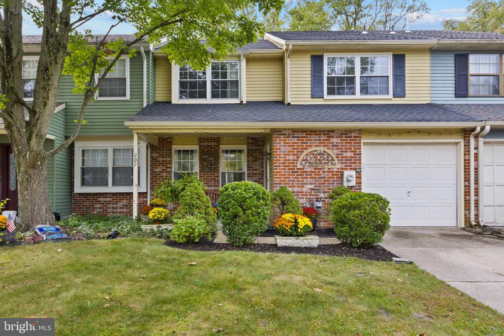 207 FOXWOOD LANE