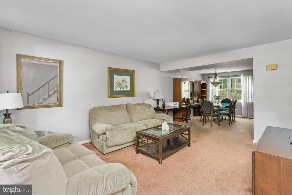207 FOXWOOD LANE