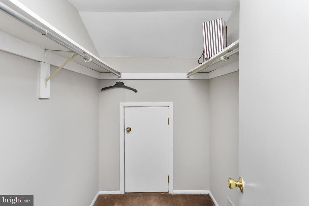 207 FOXWOOD LANE