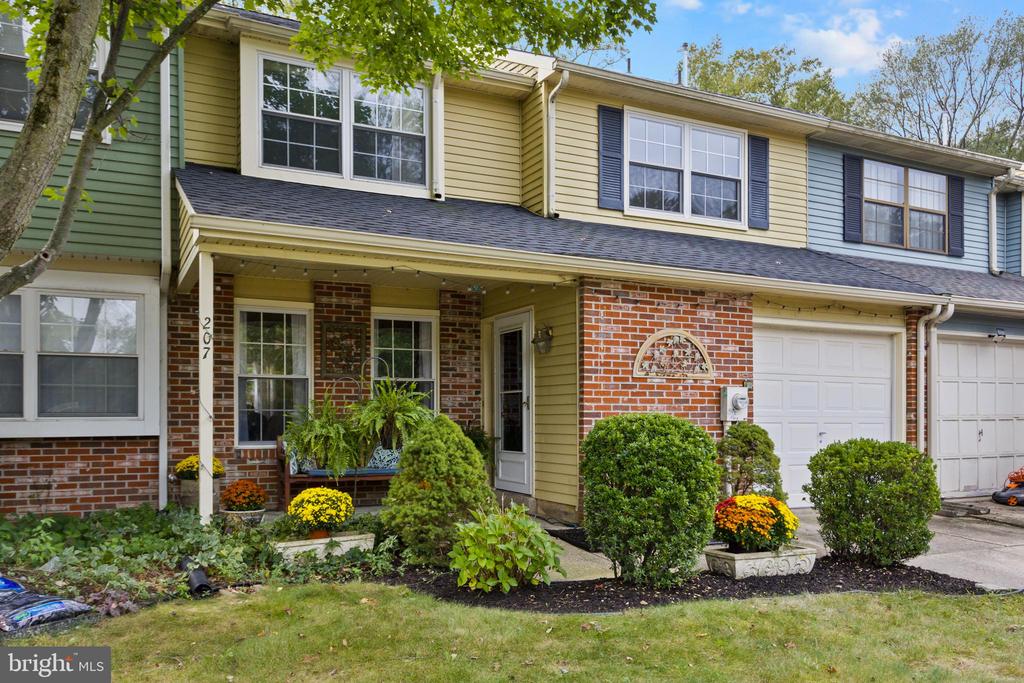 207 FOXWOOD LANE