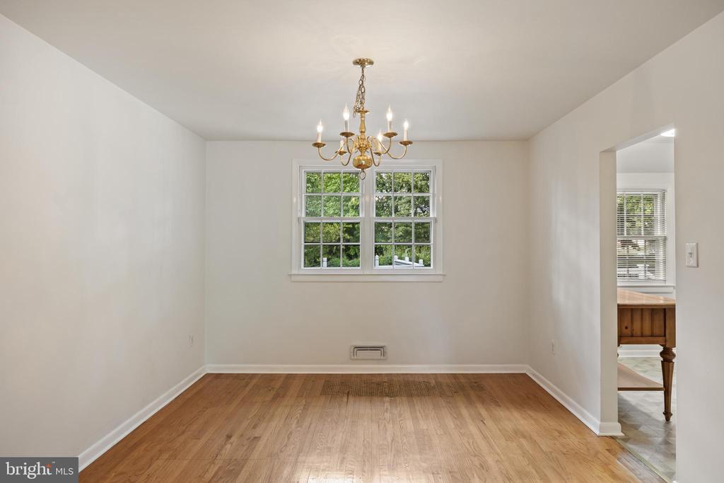 831 WINDSOR DRIVE