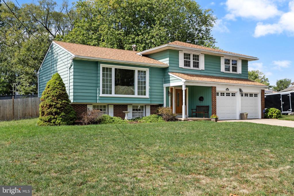 831 WINDSOR DRIVE