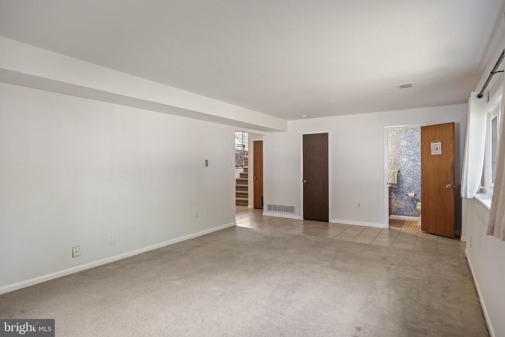 831 WINDSOR DRIVE