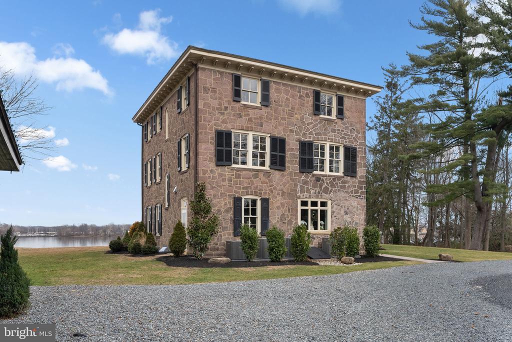 231 WOODLANE ROAD