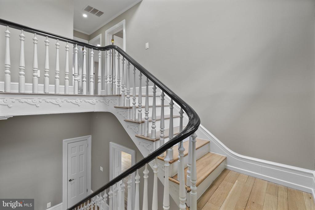 231 WOODLANE ROAD