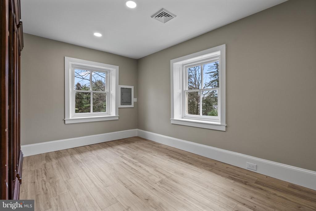 231 WOODLANE ROAD