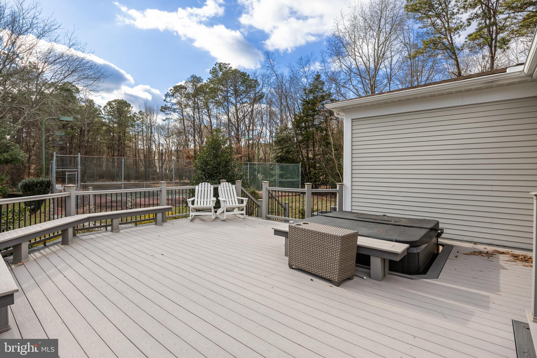 3 S LAKESIDE DRIVE W