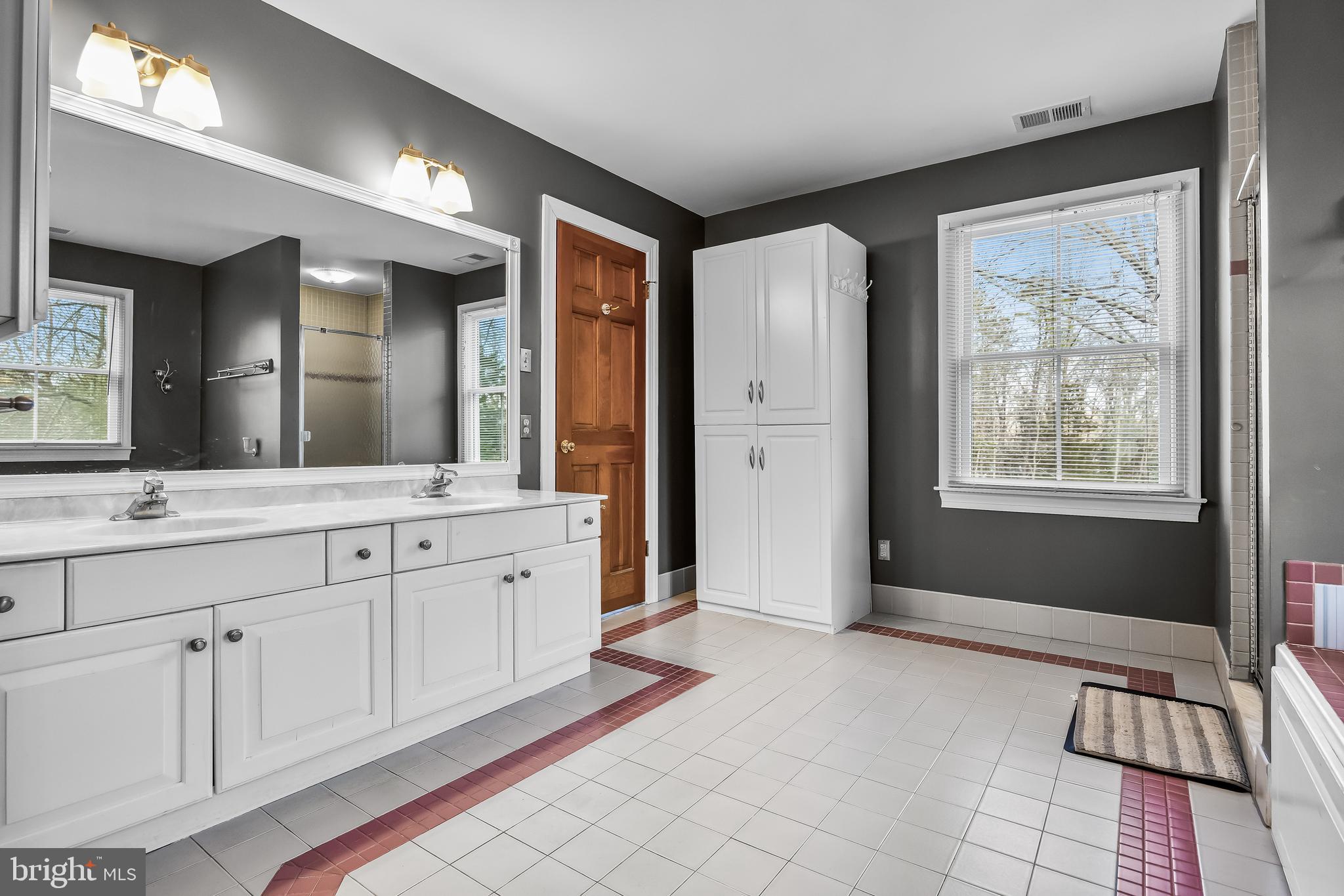 3 S LAKESIDE DRIVE W