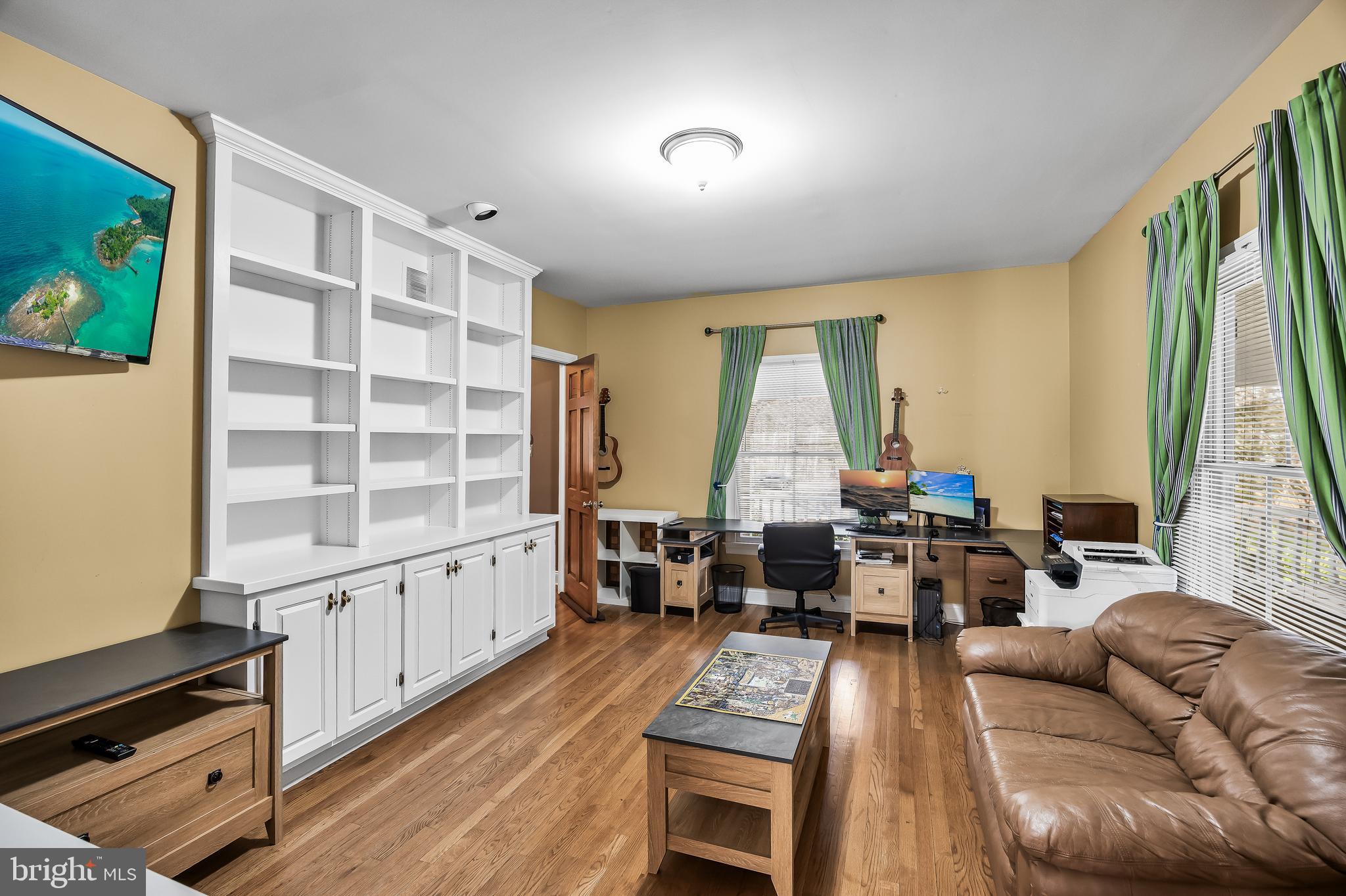 3 S LAKESIDE DRIVE W