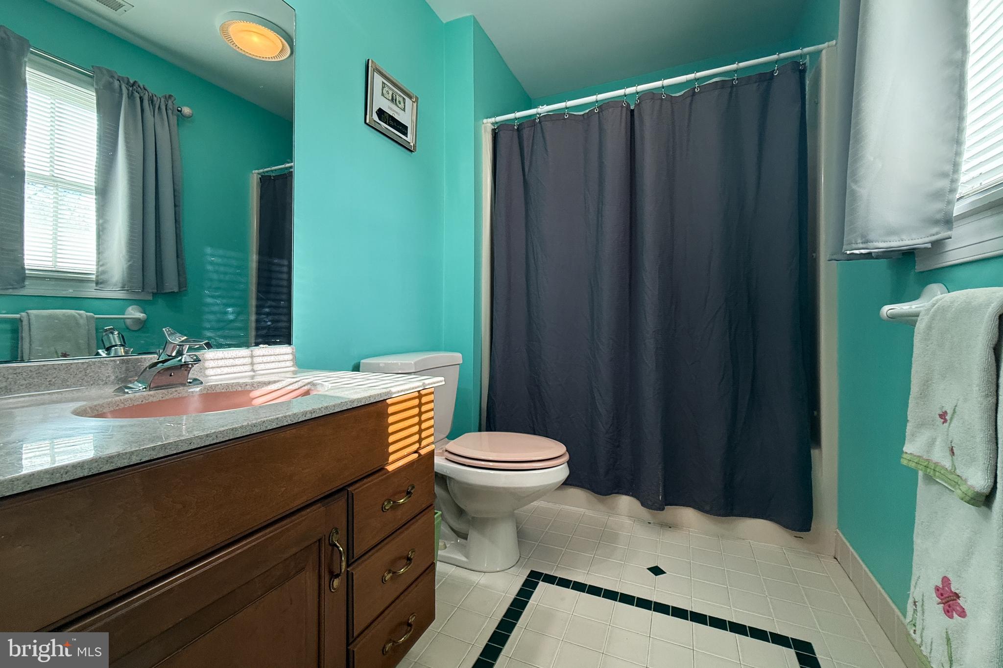 3 S LAKESIDE DRIVE W