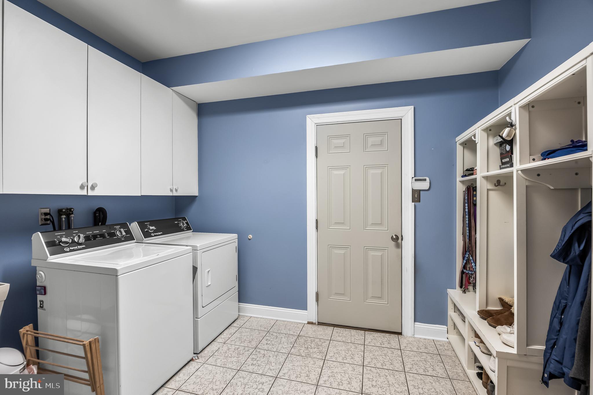 3 S LAKESIDE DRIVE W