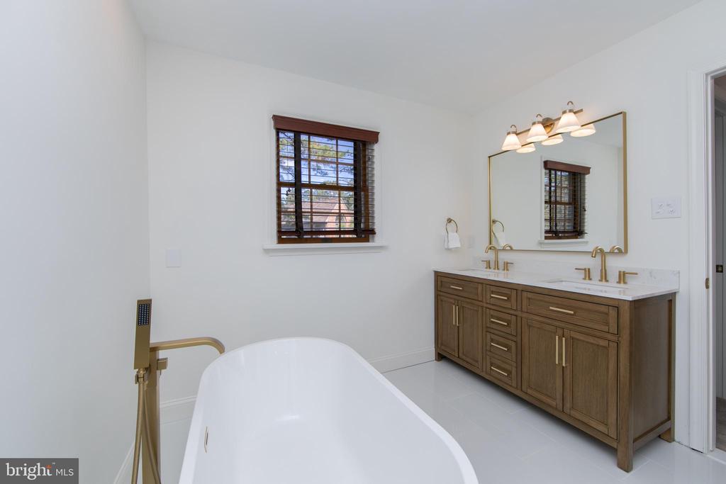3 ALDWORTH COURT