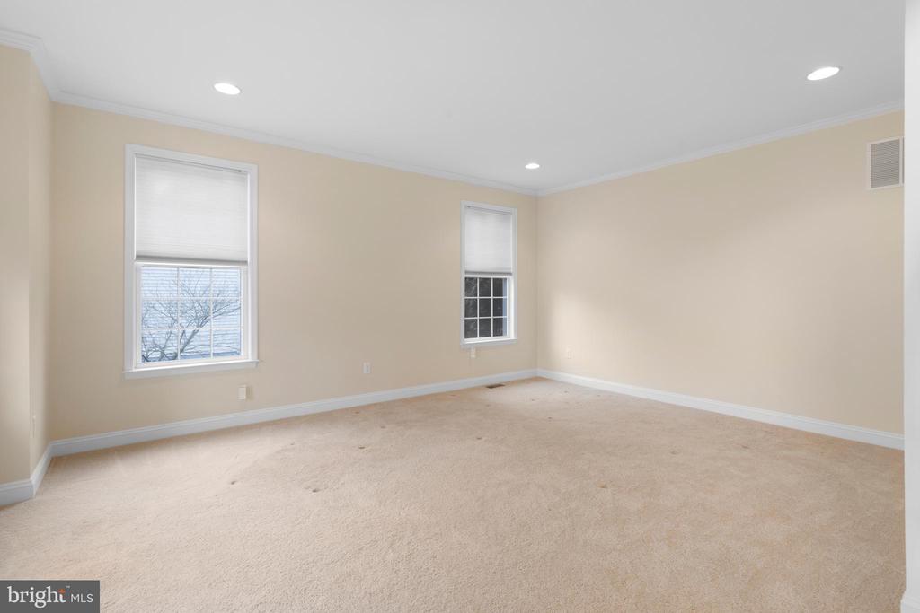9 FOXCROFT WAY