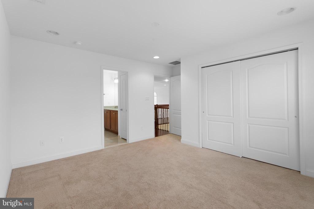 9 FOXCROFT WAY