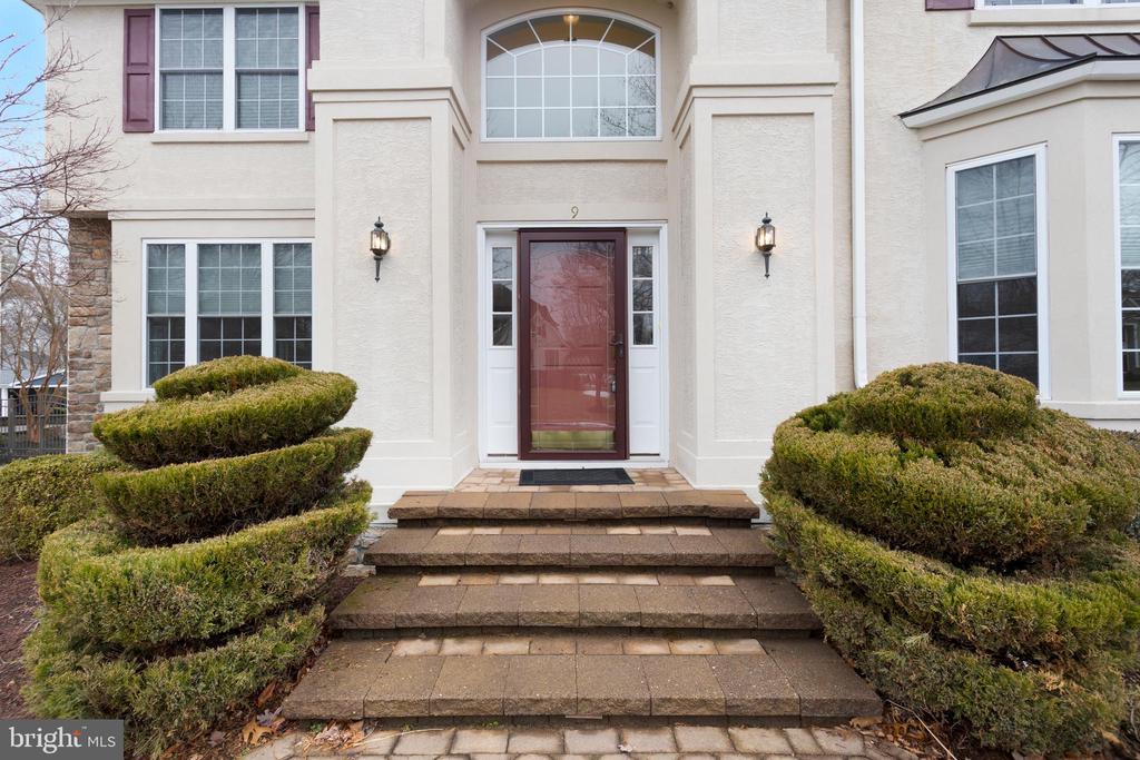 9 FOXCROFT WAY