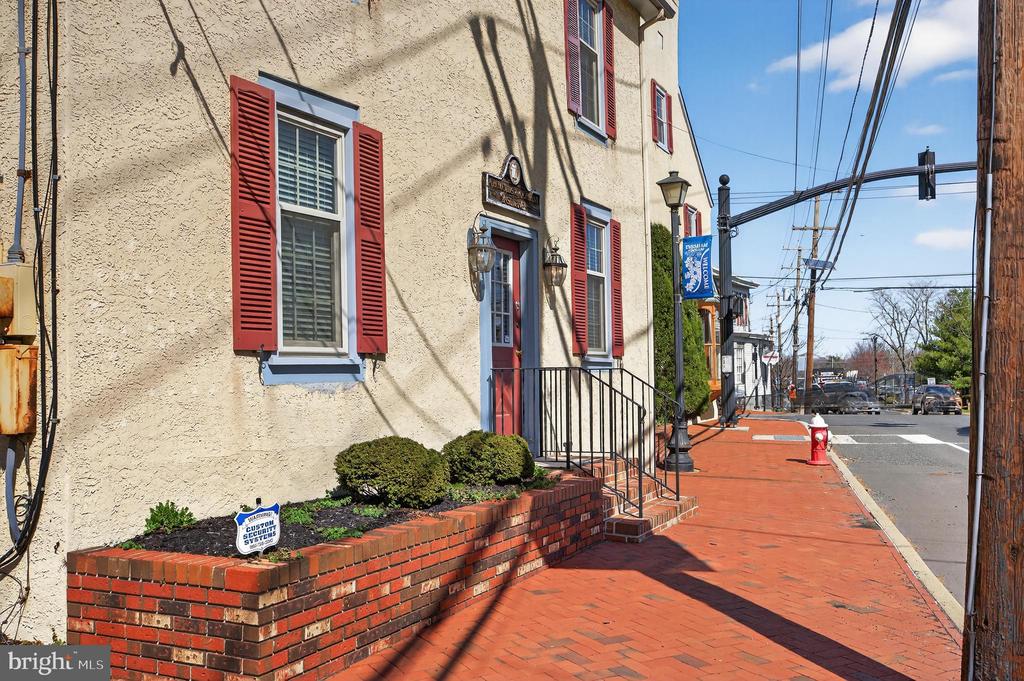 1 W MAIN STREET