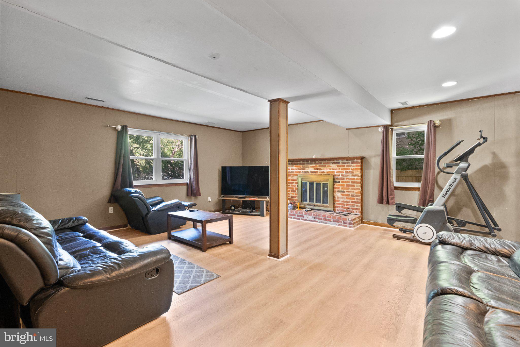 112 WILLIAMSBURG WAY