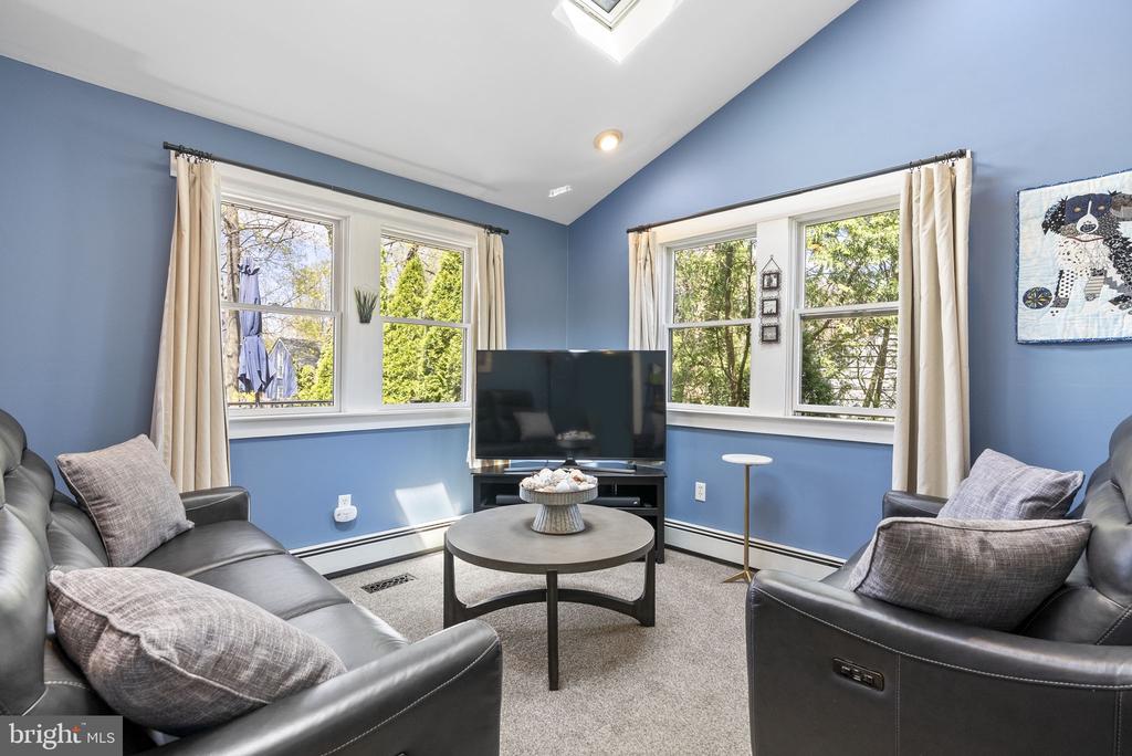 429 E 2ND STREET