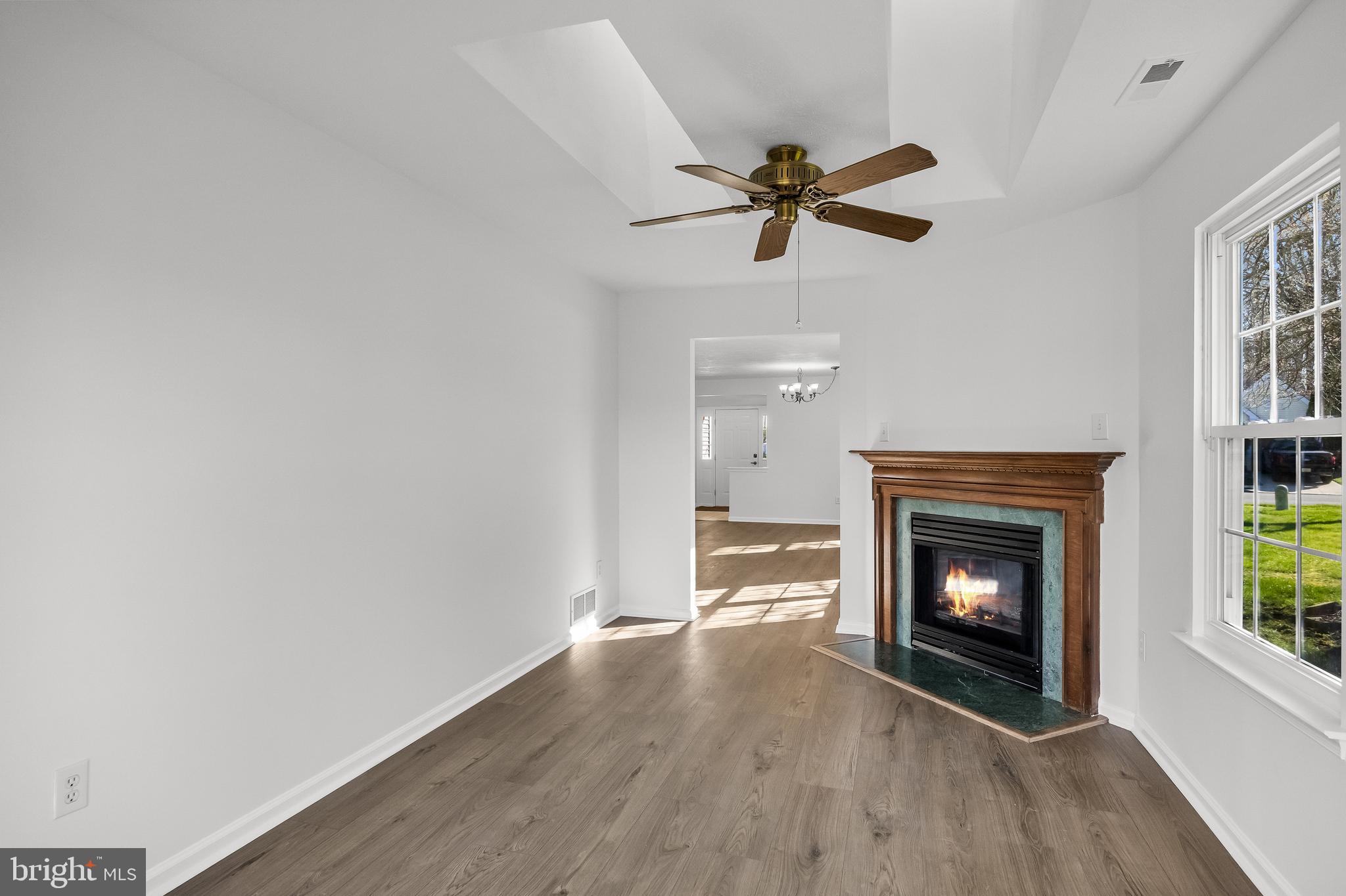 934 LARKSPUR PLACE S