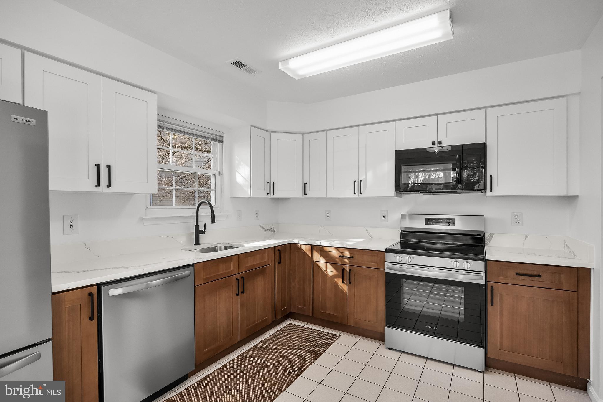 934 LARKSPUR PLACE S