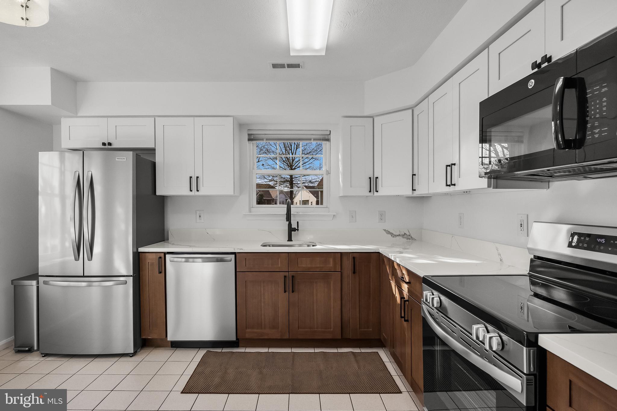 934 LARKSPUR PLACE S