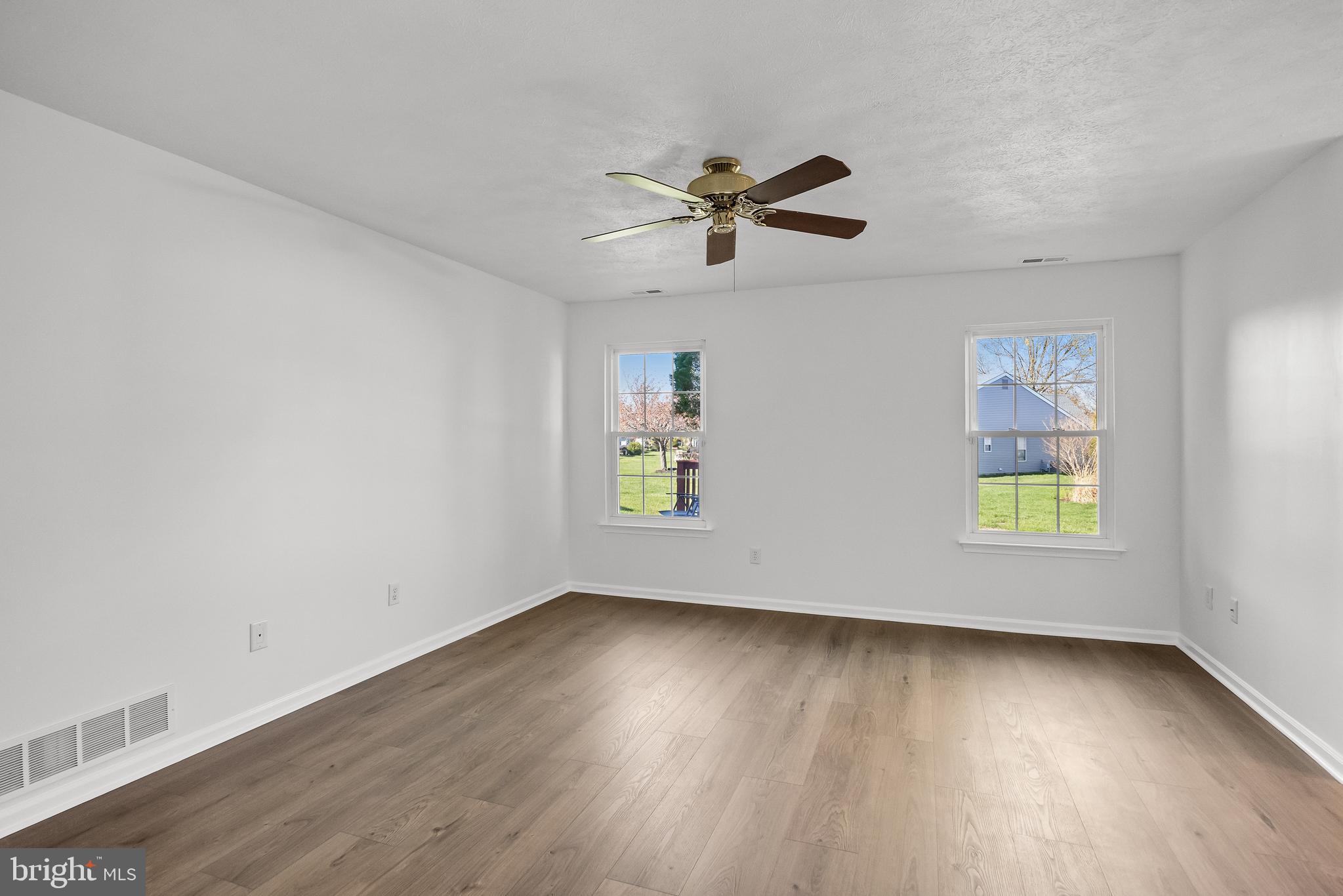 934 LARKSPUR PLACE S