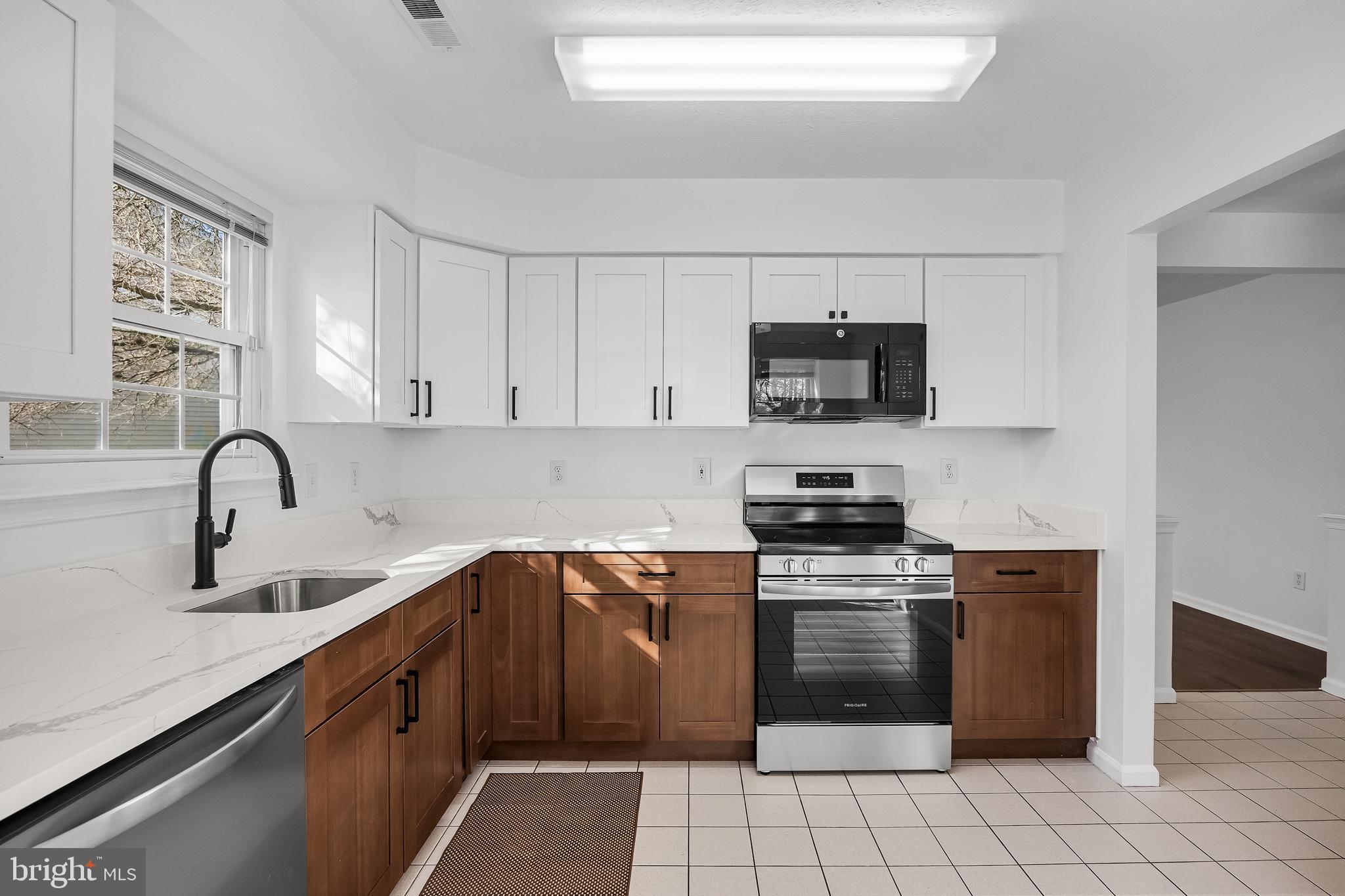 934 LARKSPUR PLACE S