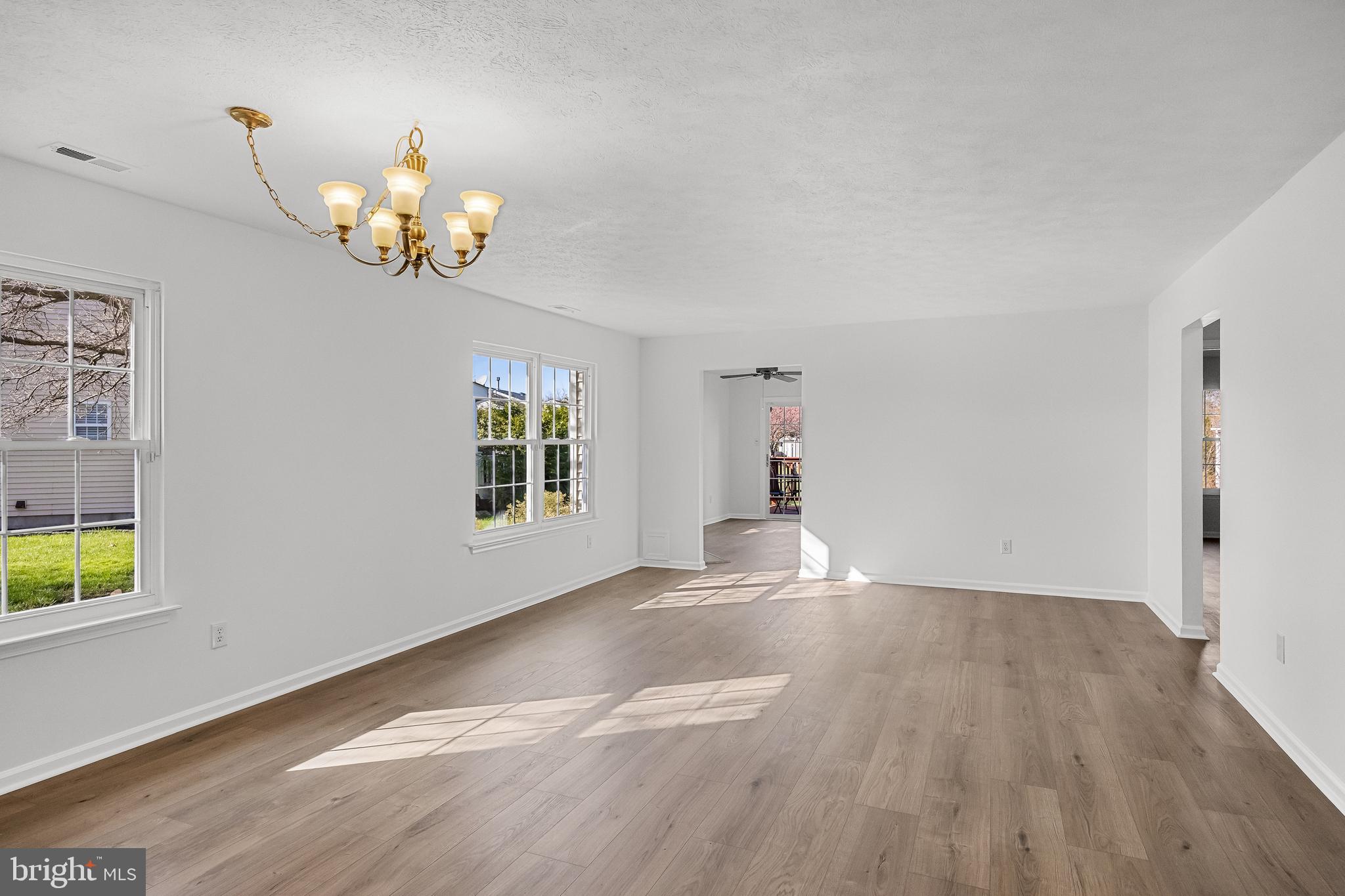 934 LARKSPUR PLACE S