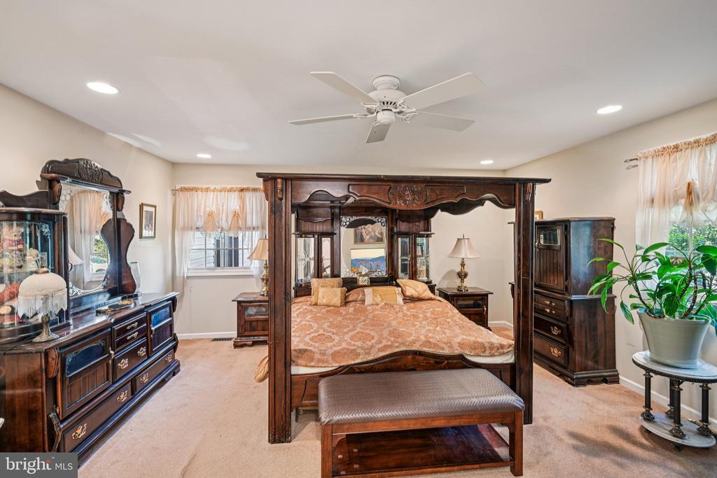 39 OAKWOOD DRIVE