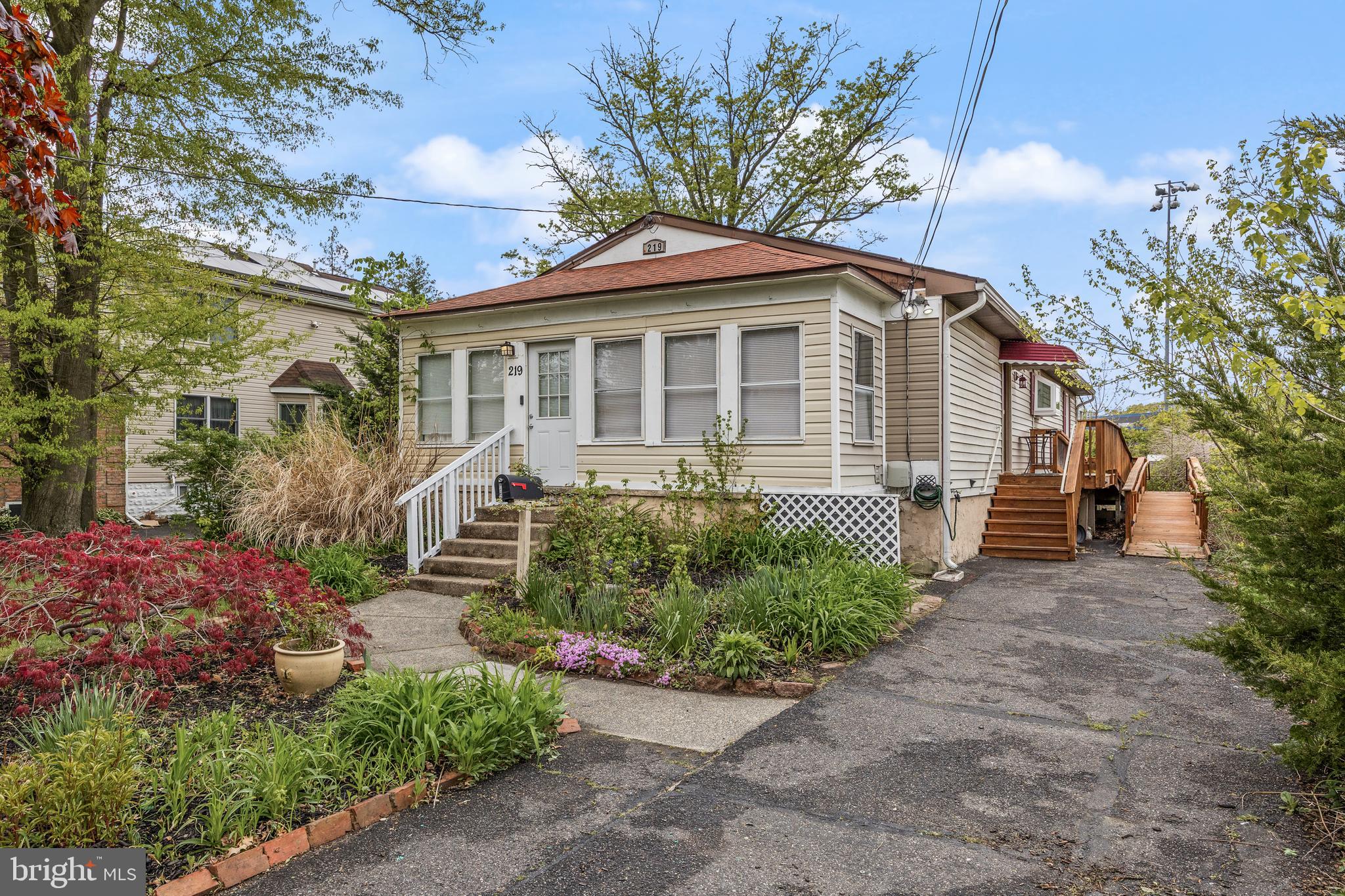219 W CENTER AVENUE